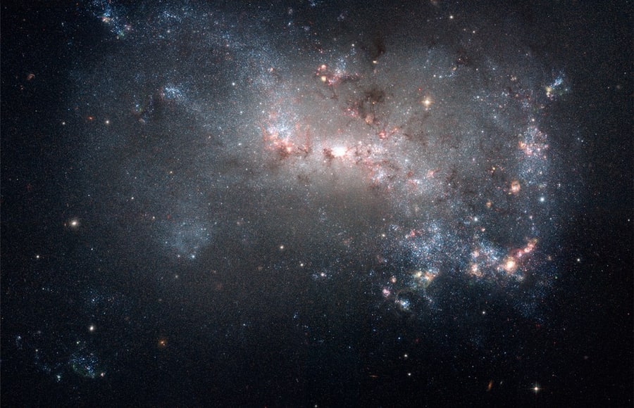 NGC 4449 - галактика неправильной формы. Описание NGC 4449:, Галактика в созвездии Гончие Псы