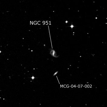 NGC 951 - спиральная галактика с баром. Описание NGC 951:, Галактика в созвездии Кит